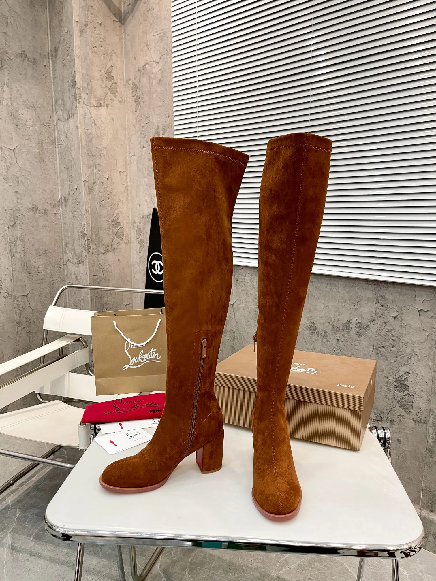 👟👟Ex-factory price 640👟👟 Christian Louboutin (CL) launches new thick-heeled stretch ankle boots, which are classic and refined, with smooth and slender lines. Fitted with 70mm square heel. The tube height is 22 inches.  ✅Fabric: stretch velvet leather ✅Lining: sheepskin ✅Outsole/heel height: rubber Heel height 7cm ✅Color: black stretch velvet black stretch leather khaki stretch suede ✅Code number: 34-41 (34,41 customized) ✅Packaging: original board packaging
